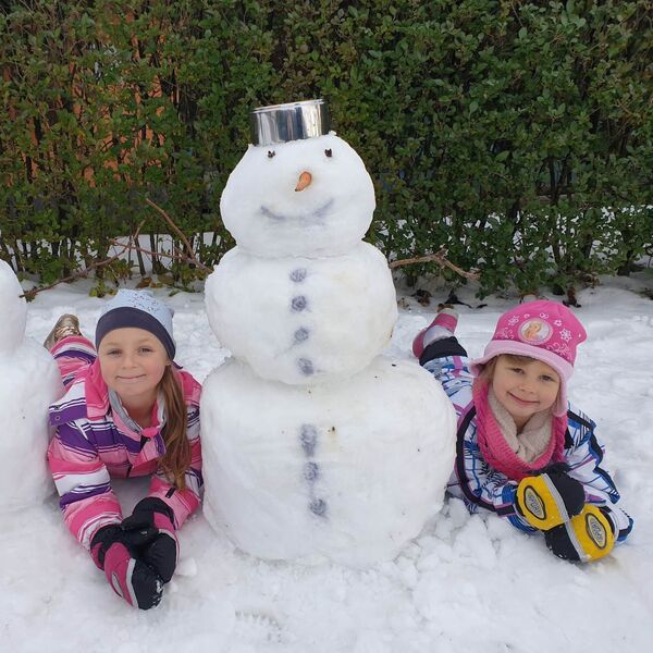 Blažka in Anika v družbi snežakov