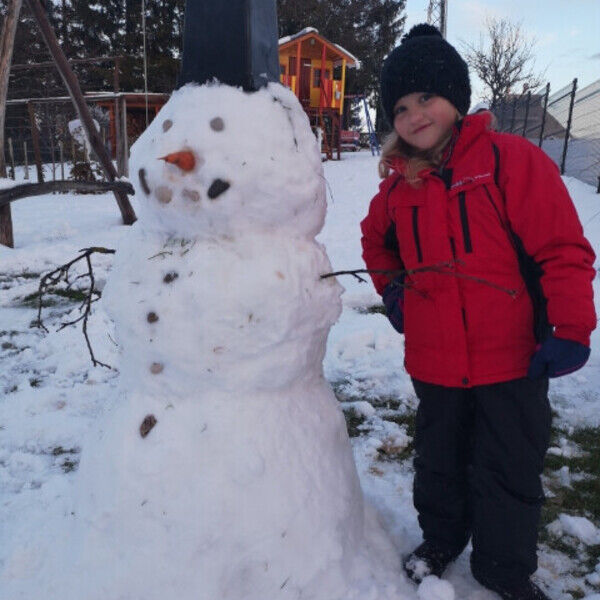 Pia in njen snežak